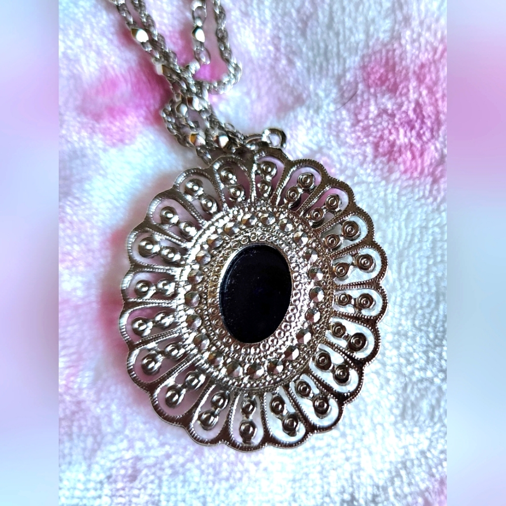 Vintage 1928 Necklace. Blue stone 18 Inch Length - Picture 4 of 5
